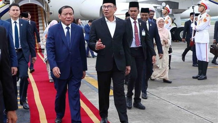 Malaysian PM begins visit to Vietnam